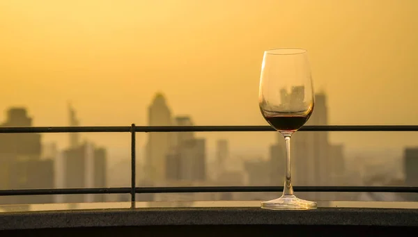 Rött Vin Glas Höjden Byggnad Vin Glas Stad Bakgrund Taket — Stockfoto