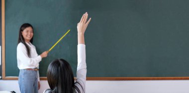 Sınıftaki neşeli liseli kız, okulda öğretmenle ders çalışan mutlu öğrenci, gelişme öğrenme, okula dönüş konsepti.