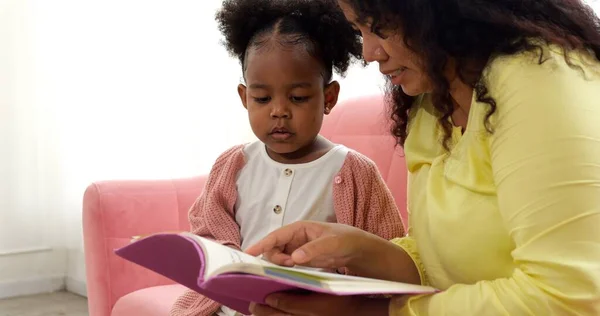 Niño Pequeño Escuchando Libro Lectura Madre Positiva Sofá Madre Feliz —  Fotos de Stock