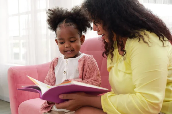 Niño Pequeño Escuchando Libro Lectura Madre Positiva Sofá Madre Feliz —  Fotos de Stock