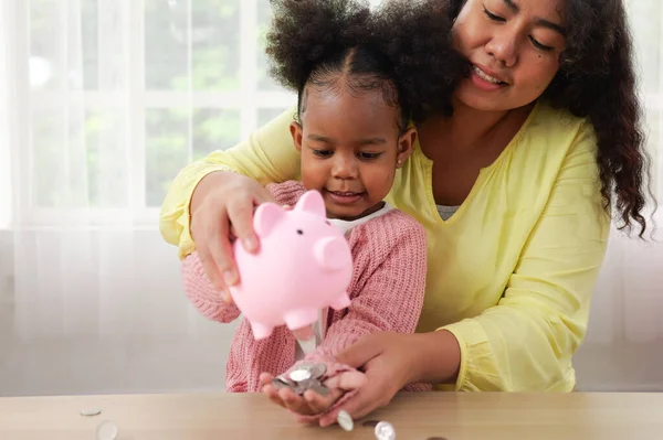 Şirin Kız Mutlu Anne Birlikte Para Biriktirip Seramik Domuz Kumbarasına — Stok fotoğraf
