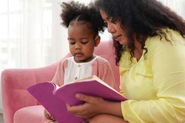Kanepede Pozitif Anne Kitabı Okuyan Küçük Bir Çocuk Mutlu Bir — Stok fotoğraf
