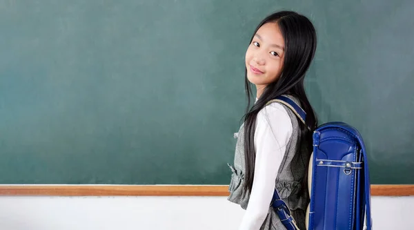 Portré Lány Diák Táblával Boldog Iskolás Lány Iskolatáska Portré Osztályteremben — Stock Fotó
