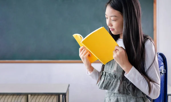 Vidám Iskoláslány Osztályteremben Tanuló Tankönyv Tanulása Olvasása Boldogsággal Osztályteremben Tanulás — Stock Fotó