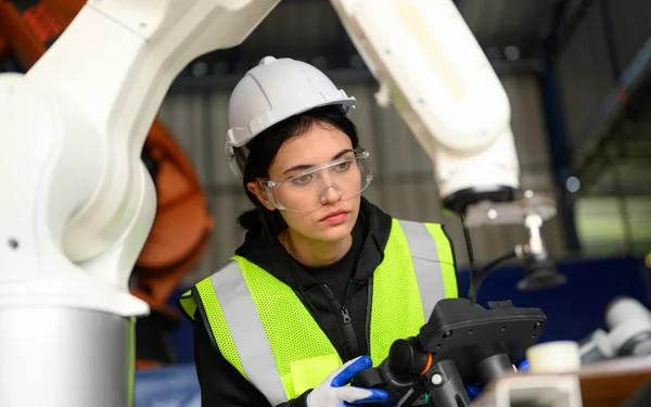 Kvinnlig Underhållsarbetare Som Arbetar Med Maskinrobotvapen Industrifabrik Tekniker Som Kontrollerar — Stockfoto
