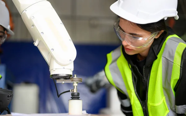 Gépi Robotfegyverekkel Dolgozó Női Karbantartó Ipari Üzemben Gépészmérnök Gépek Biztonságának — Stock Fotó