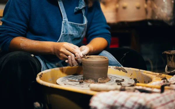 Professional Craftsman Potter Making Jug Clay Potters Wheel Circle Workshop — 图库照片