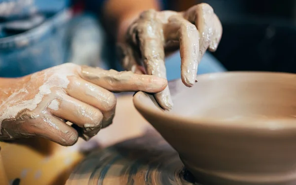 Professional Craftsman Potter Making Jug Clay Potters Wheel Circle Workshop — Stockfoto