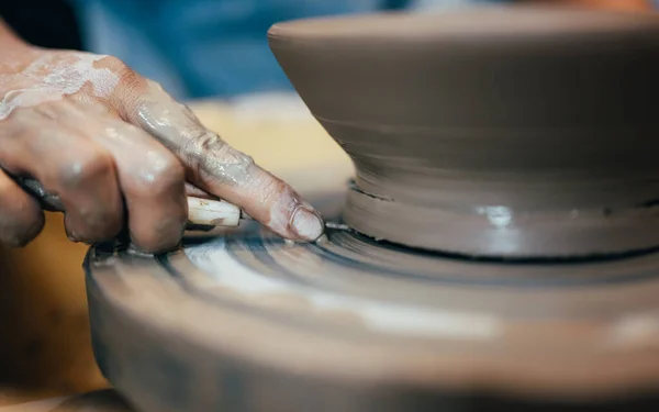 车间制陶轮圈上的专业陶工陶工陶壶 传统手工 创作力与陶瓷艺术 — 图库照片
