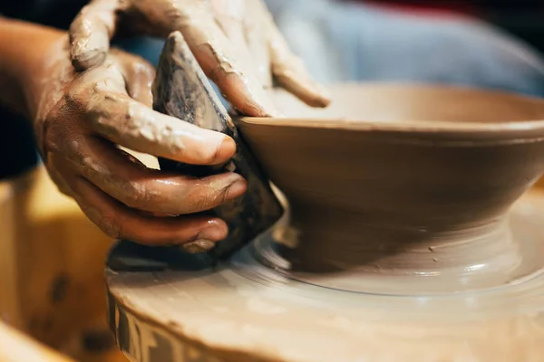 车间制陶轮圈上的专业陶工陶工陶壶 传统手工 创作力与陶瓷艺术 — 图库照片