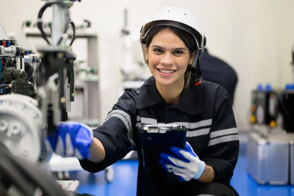 Leende Porträtt Kvinnlig Tekniker Ingenjör Kontrollera Och Reparera Automatisk Maskin — Stockfoto