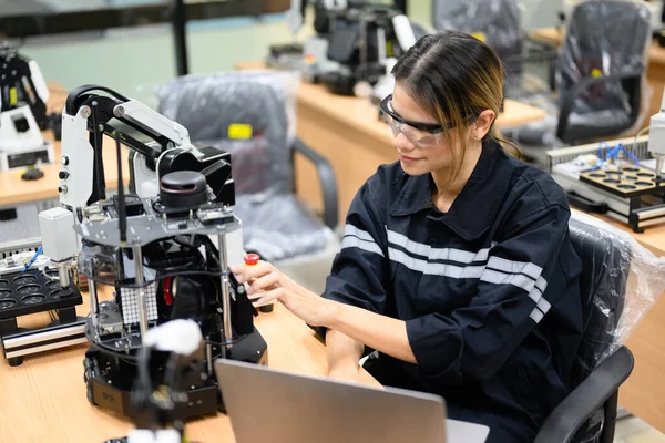 Engenheira Técnica Feminina Usando Laptop Verificando Operando Máquina Robótica Automática — Fotografia de Stock
