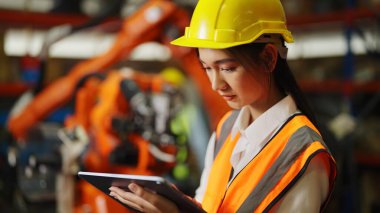 Kadın mühendis portresi, fabrikada çalışan kendine güvenen kadın endüstriyel mühendis güvenlik üniforması koruması, mühendis portresi, Asyalı kadın mühendis.