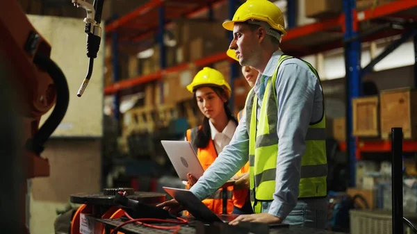 Engineer Team Working Together Industrial Manufacturing Professional Male Engineer Manager — Stock Photo, Image