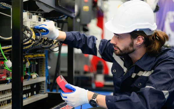 Técnico Profesional Verificando Reparando Parte Máquina Automática Fábrica Industrial — Foto de Stock