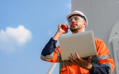 Rüzgar türbini tarım alanında çalışan profesyonel mühendis ekibi, temiz enerji kaynaklarını araştıran ve geliştiren çevre mühendisi, Yeşil ekolojik enerji, türbin sanayi çiftliği