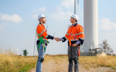 Rüzgar türbini tarım alanında çalışan profesyonel mühendis ekibi, temiz enerji kaynaklarını araştıran ve geliştiren çevre mühendisi, Yeşil ekolojik enerji, türbin sanayi çiftliği