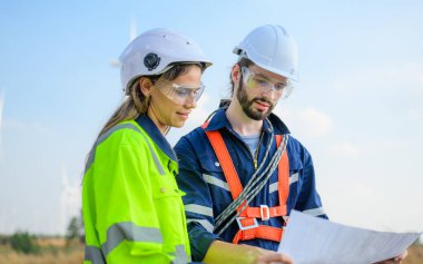 Rüzgar türbini alanında çalışan profesyonel mühendis, temiz enerji kaynaklarını araştıran ve geliştiren çevre mühendisi, Yeşil ekolojik enerji enerjisi