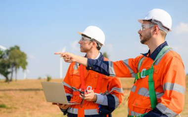 Rüzgar türbini tarım alanında çalışan profesyonel mühendis ekibi, temiz enerji kaynaklarını araştıran ve geliştiren çevre mühendisi, Yeşil ekolojik enerji, türbin sanayi çiftliği