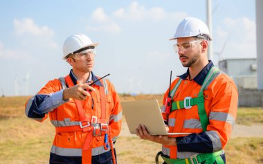 Rüzgar türbini tarım alanında çalışan profesyonel mühendis ekibi, temiz enerji kaynaklarını araştıran ve geliştiren çevre mühendisi, Yeşil ekolojik enerji, türbin sanayi çiftliği