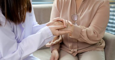 Doktorun, yaşlı kadınların ellerine dokunması güven verici, sağlık hizmeti konsepti