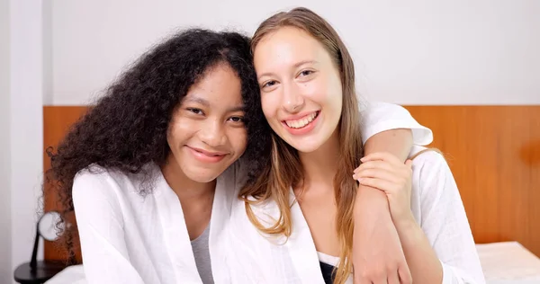 Веселі Близькі Друзі Жінки Які Висловлюють Позитивні Емоції Камеру Фотографія — стокове фото