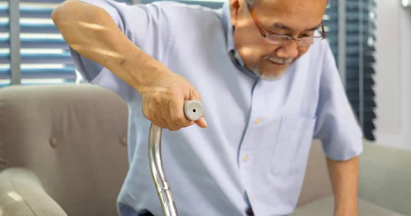 Cerca Mano Del Anciano Usando Bastón Tratando Pararse Caminar Casa —  Fotos de Stock