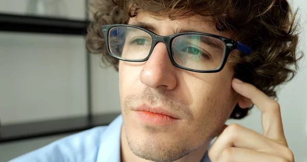 家で働いている眼鏡を持つ若い男のフリーランス 男は仕事と計画プロジェクト — ストック写真