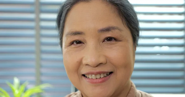 Χαμογελώντας Ηλικιωμένη Γυναίκα Πορτρέτο Υγιής Ηλικιωμένη Γυναίκα Γοητευτικό Χαμόγελο Κοιτάζοντας — Φωτογραφία Αρχείου