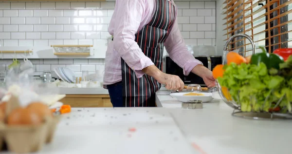 Pulizia Uomo Cucina Marito Piedi Cucina Cucinare Pasto Del Mattino — Foto Stock