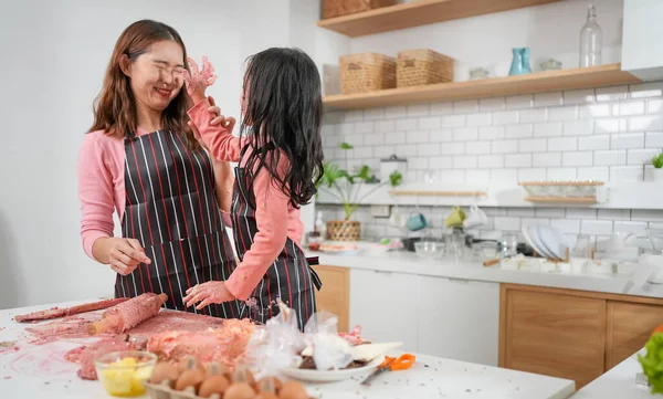 Familie Mit Aktivitäten Hause Kind Backt Kuchen Mit Familie Familie — Stockfoto