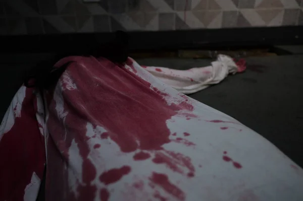 Skrämmande Kvinna Vit Klänning Med Blodfläck Efter Mord Som Spöke — Stockfoto