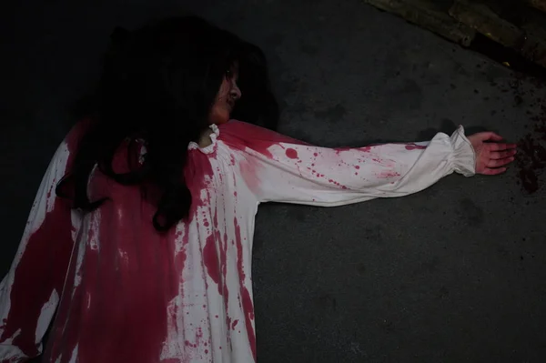 Страшная Женщина Белом Платье Пятном Крови Убийством Призрак Коридоре Дома — стоковое фото
