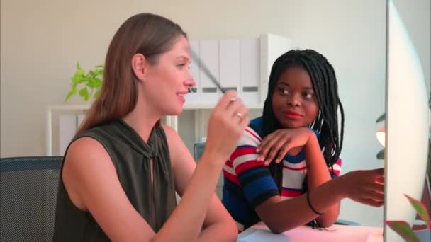 Gelukkig Vrouwelijke Kleermaker Werken Workshop Vrouwelijke Kleermaker Mode Ontwerper Controleren — Stockvideo