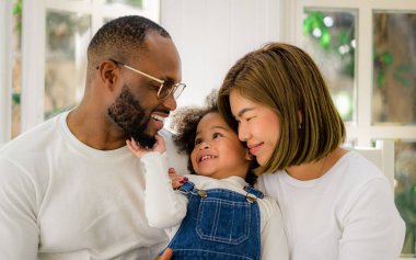 Mutlu bir aile birlikte vakit geçiriyor, evde aktiviteleri olan bir aile tatilin tadını çıkarıyor.