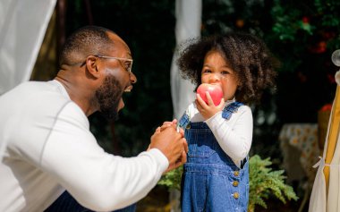 Mutlu bir aile birlikte vakit geçiriyor, evde aktiviteleri olan bir aile tatilin tadını çıkarıyor.