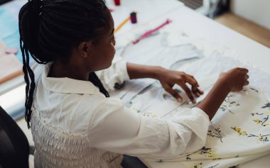 Atölyede çalışan profesyonel terzi, kadın terzi ölçü ve kıyafet provalarını kontrol eden moda tasarımcısı, manken giyimi atölyesinde terzilik, küçük işletme