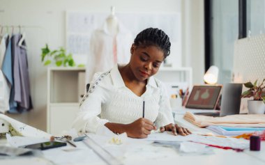 Atölyede çalışan profesyonel terzi, kadın terzi ölçü ve kıyafet provalarını kontrol eden moda tasarımcısı, manken giyimi atölyesinde terzilik, küçük işletme