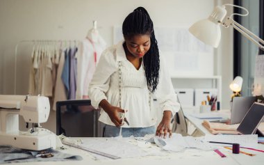 Atölyede çalışan profesyonel terzi, kadın terzi ölçü ve kıyafet provalarını kontrol eden moda tasarımcısı, manken giyimi atölyesinde terzilik, küçük işletme