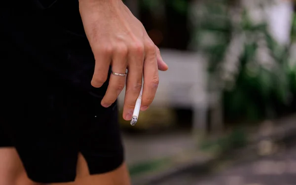 Молода Пара Чоловіків Жінок Курить Сигарету Вдома Спосіб Життя Людей — стокове фото