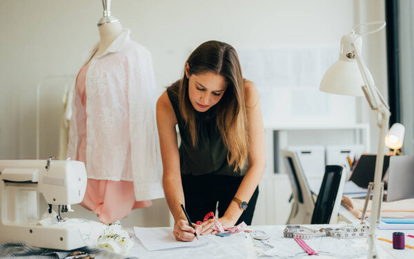 Мастер по пошиву одежды, работающий в мастерской, модельер по пошиву одежды, мастер по пошиву одежды на манекенах, владелец малого бизнеса