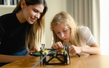 Mutlu ve neşeli bir aile evde birlikte iyi vakit geçiriyor ebeveynler evde çocuklarla oynuyor, mutlu aile kavramı.