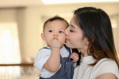 Mutlu ve neşeli bir aile evde birlikte iyi vakit geçiriyor ebeveynler evde çocuklarla oynuyor, mutlu aile kavramı.