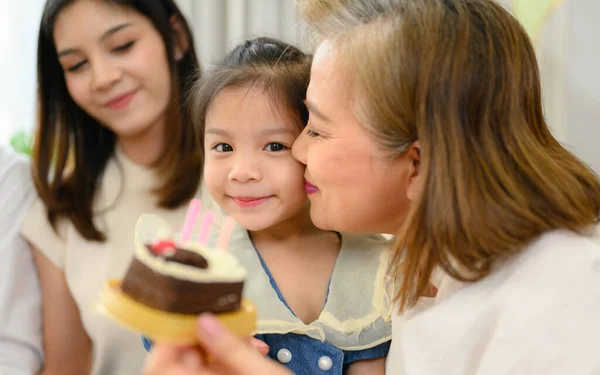 Familie Fericită Veselă Petrecând Timp Bun Împreună Acasă Părinții Jucându — Fotografie, imagine de stoc