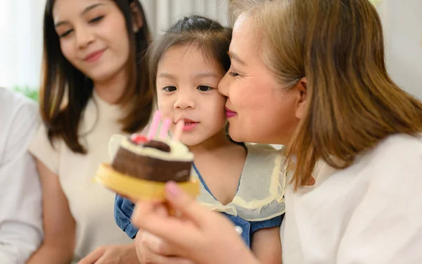 Familie Fericită Veselă Petrecând Timp Bun Împreună Acasă Părinții Jucându — Fotografie, imagine de stoc