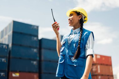 Endüstriyel konteyner deposunda çalışan depo mühendisi, lojistik ve ulaşım, ithalat ve ihracat işi, yüksek kaliteli fotoğraf