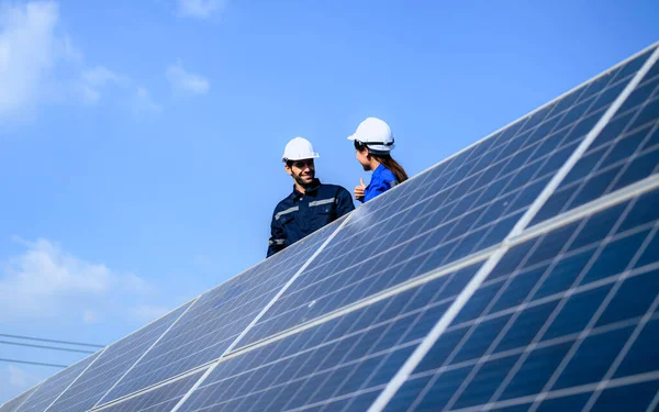 Zonnepaneelstation Ingenieur Die Zonnepaneel Zonne Energieveld Installeert Alternatieve Energie — Stockfoto