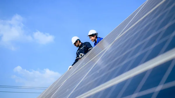 Solar Panel Station Engineer Worker Installing Solar Panel Solar Energy — Stockfoto