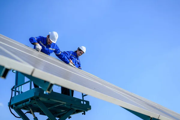 Solaranlage Techniker Installieren Solarmodul Auf Solarenergiefeld Alternative Energie — Stockfoto
