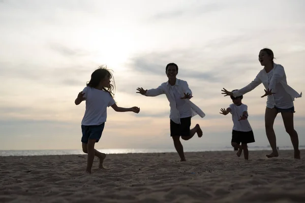 Mutlu Asyalı Aile Tatilde Sahilde Birlikte Seyahat Eder Sahil Seyahatinde — Stok fotoğraf
